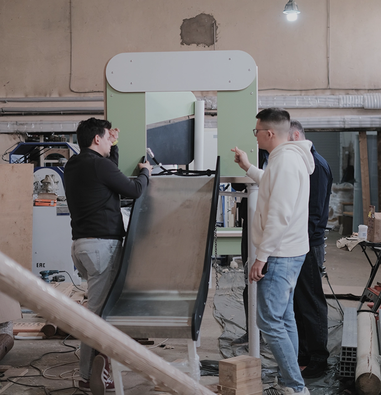 Команда Паркфит обсуждает производство спортивного оборудования